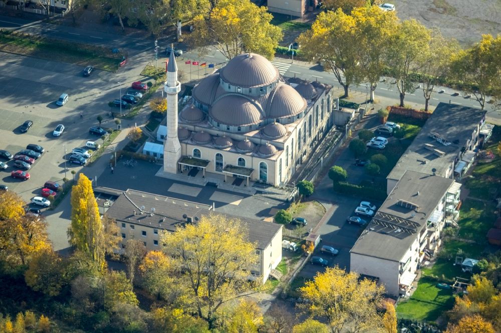Duisburg von oben - Herbstluftbild Gebäude der DITIB- Moschee an der Warbruckstrasse in Duisburg- Marxloh im Bundesland Nordrhein-Westfalen