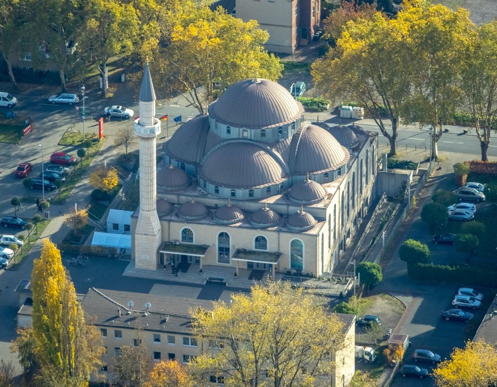 Duisburg aus der Vogelperspektive: Herbstluftbild Gebäude der DITIB- Moschee an der Warbruckstrasse in Duisburg- Marxloh im Bundesland Nordrhein-Westfalen