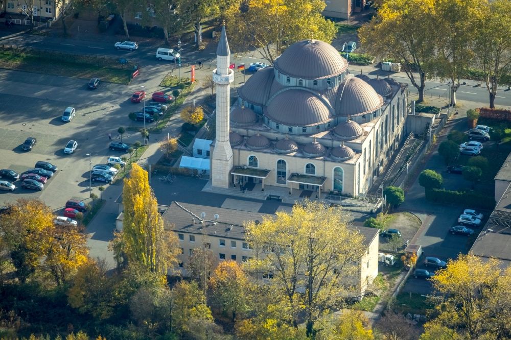 Luftbild Duisburg - Herbstluftbild Gebäude der DITIB- Moschee an der Warbruckstrasse in Duisburg- Marxloh im Bundesland Nordrhein-Westfalen