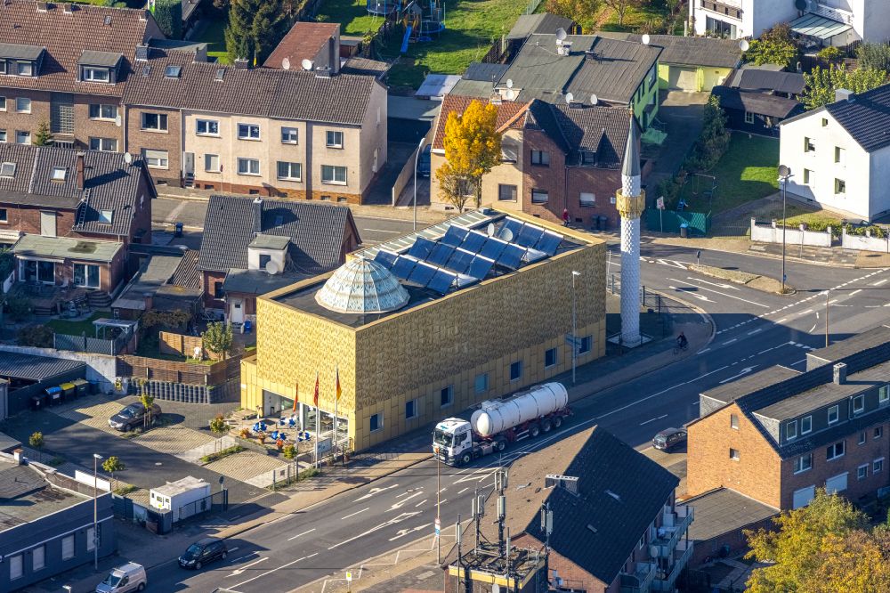 Moers aus der Vogelperspektive: Herbstluftbild Gebäude der Moschee Kocatepe Camii in Moers im Bundesland Nordrhein-Westfalen, Deutschland