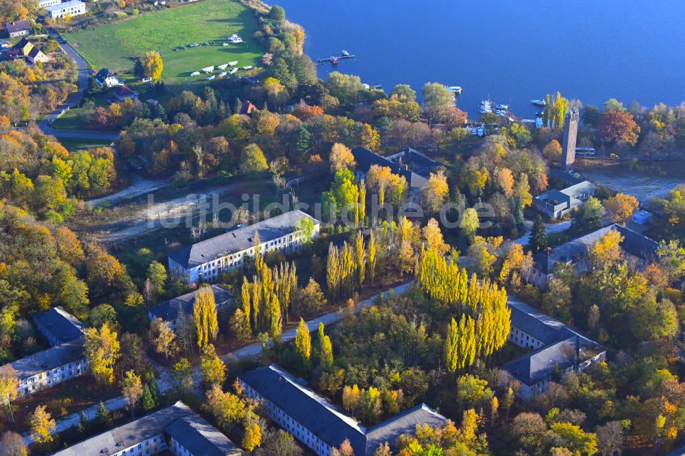 Luftbild Potsdam - Herbstluftbild Gebäudekomplex der ehemaligen Militär- Kaserne am Krampnitzsee in Fahrland im Bundesland Brandenburg, Deutschland