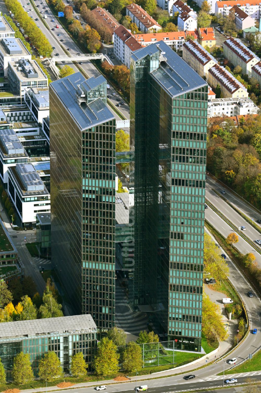 Luftaufnahme München - Herbstluftbild Gebäudekomplex HighLight Towers im Ortsteil Schwabing-Freimann in München im Bundesland Bayern, Deutschland