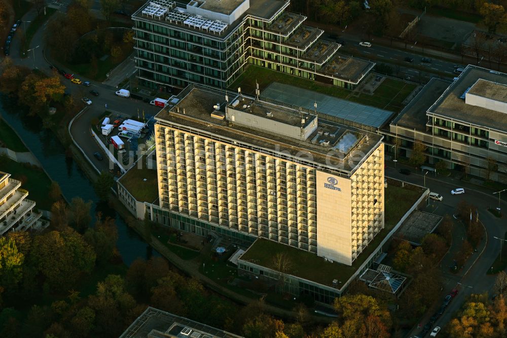 Luftaufnahme München - Herbstluftbild Gebäudekomplex der Hotelanlage Hilton Munich Park in München im Bundesland Bayern, Deutschland