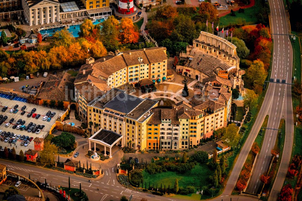 Luftbild Rust - Herbstluftbild Gebäudekomplex der Hotelanlage Resort colosseo Europa-Park in Rust im Bundesland Baden-Württemberg, Deutschland