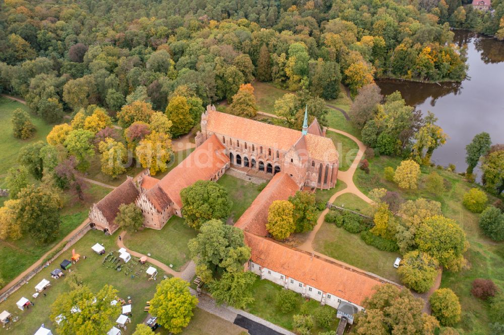 Luftbild Chorin - Herbstluftbild Gebäudekomplex des Klosters in Chorin im Bundesland Brandenburg