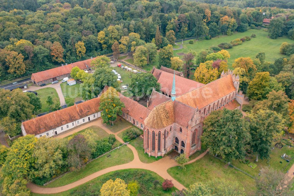 Luftaufnahme Chorin - Herbstluftbild Gebäudekomplex des Klosters in Chorin im Bundesland Brandenburg