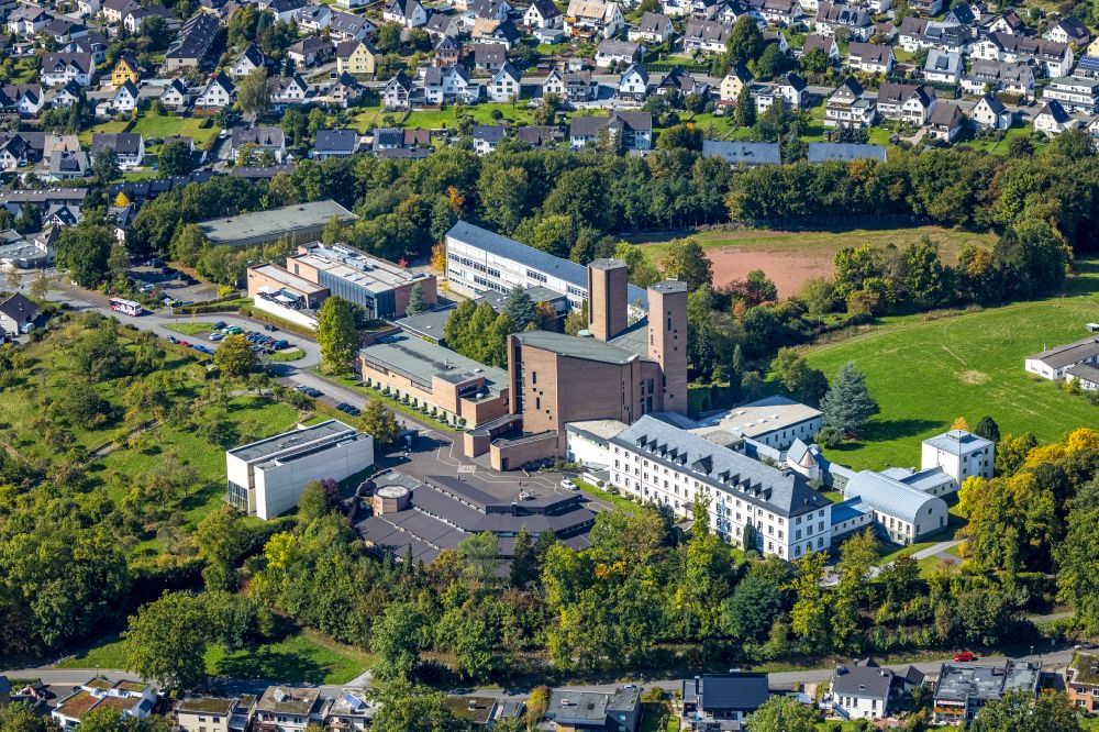 Luftaufnahme Meschede - Herbstluftbild Gebäudekomplex des Klosters in Meschede im Bundesland Nordrhein-Westfalen, Deutschland