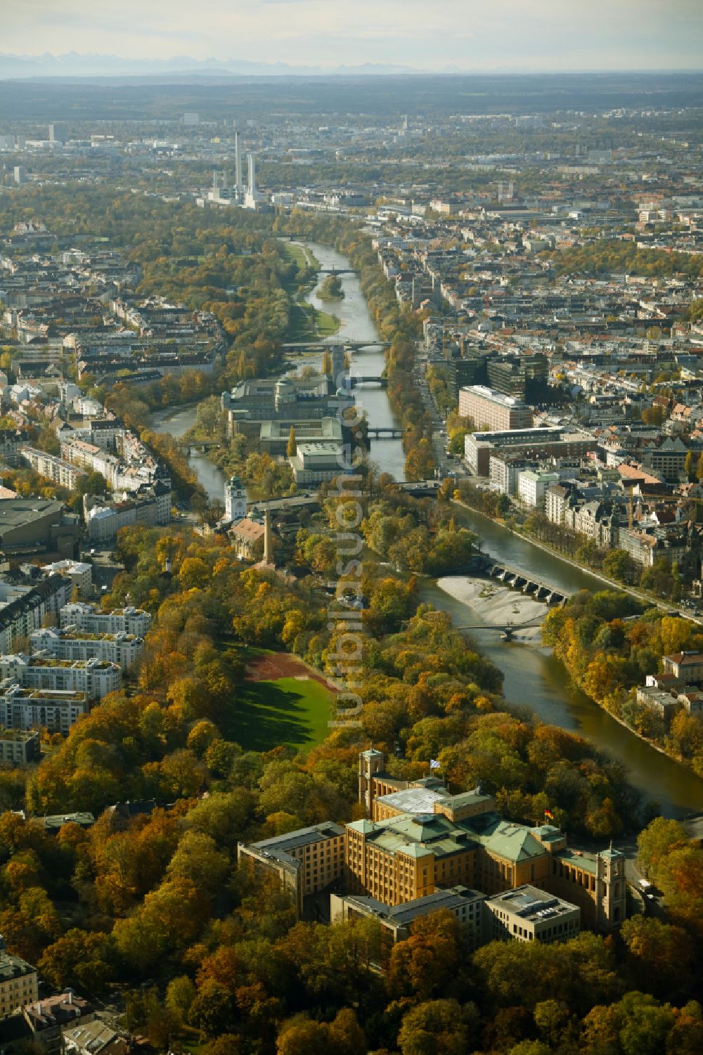München von oben - Herbstluftbild Gebäudekomplex des Ministerium Maximilianeum - Bayerischer Landtag in München im Bundesland Bayern, Deutschland