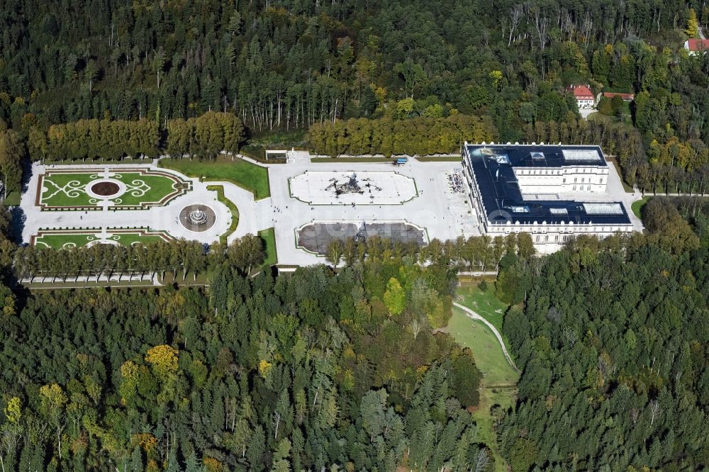 Chiemsee von oben - Herbstluftbild Gebäudekomplex im Schlosspark von Schloss Herrenchiemsee auf der Herreninsel im Chiemsee im Bundesland Bayern