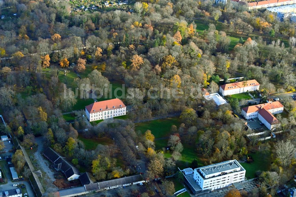 Berlin aus der Vogelperspektive: Herbstluftbild Gebäudekomplex im Schloßpark von Schloß Schönhausen im Ortsteil Niederschönhausen in Berlin, Deutschland