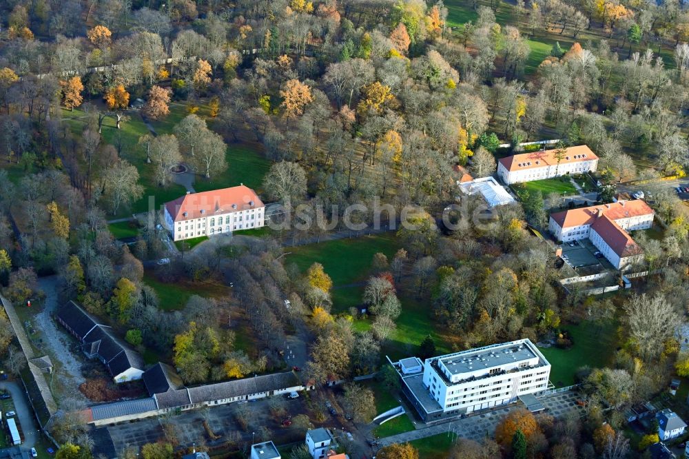 Luftbild Berlin - Herbstluftbild Gebäudekomplex im Schloßpark von Schloß Schönhausen im Ortsteil Niederschönhausen in Berlin, Deutschland