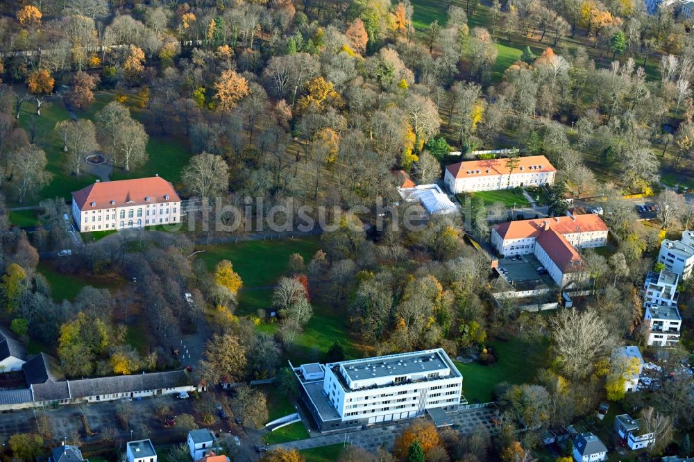 Luftaufnahme Berlin - Herbstluftbild Gebäudekomplex im Schloßpark von Schloß Schönhausen im Ortsteil Niederschönhausen in Berlin, Deutschland