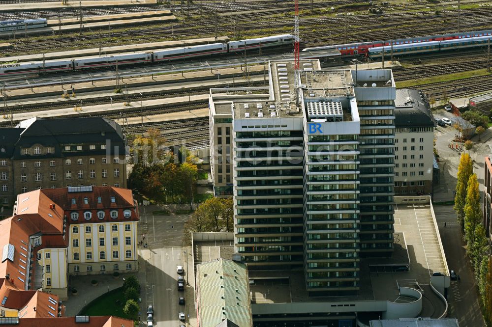 München von oben - Herbstluftbild Gebäudekomplex des Senders BR Bayerischer Rundfunk im Ortsteil Maxvorstadt in München im Bundesland Bayern, Deutschland