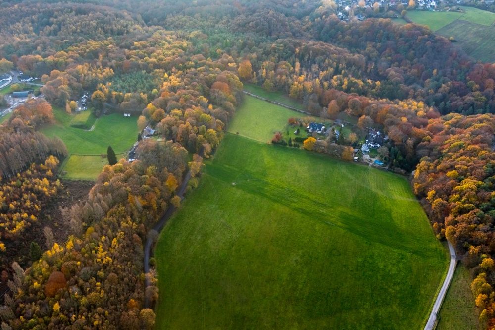 Luftbild Witten - Herbstluftbild Gehöft und Bauernhof vom Wald umgeben in Witten im Bundesland Nordrhein-Westfalen, Deutschland