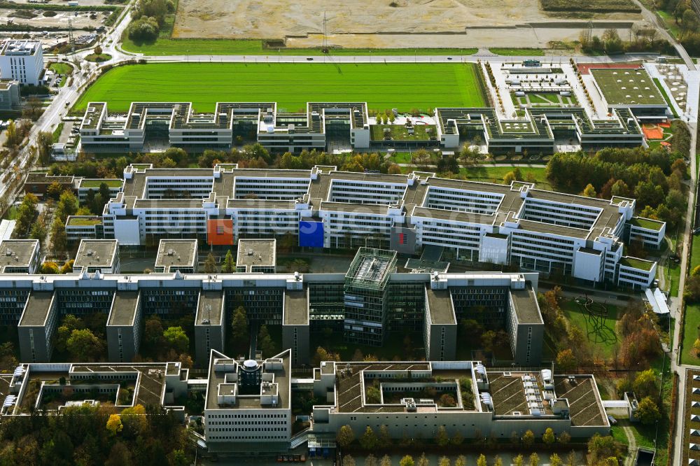 Luftaufnahme Unterföhring - Herbstluftbild Geschäftshaus- Ensemble der Allianz Deutschland AG in Unterföhring im Bundesland Bayern, Deutschland