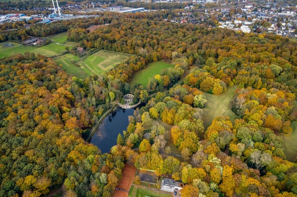Luftbild Gladbeck - Herbstluftbild Geschichts- Denkmal Kriegerdenkmal im Wittringer Park in Gladbeck im Bundesland Nordrhein-Westfalen