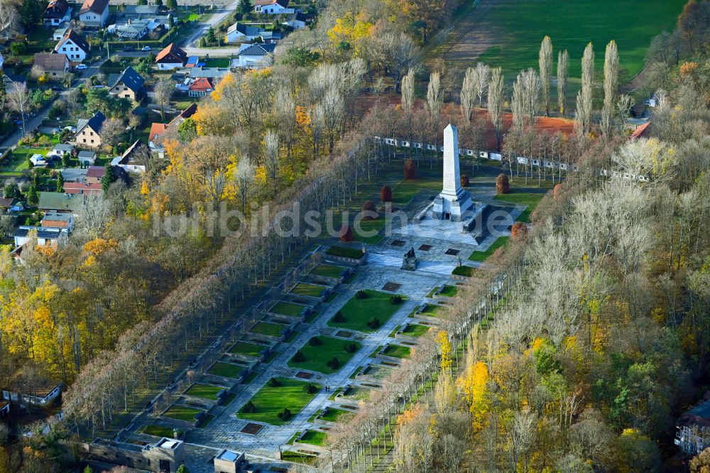 Luftaufnahme Berlin - Herbstluftbild Geschichts- Denkmal Sowjetisches Ehrenmal im Ortsteil Wilhelmsruh in Berlin, Deutschland