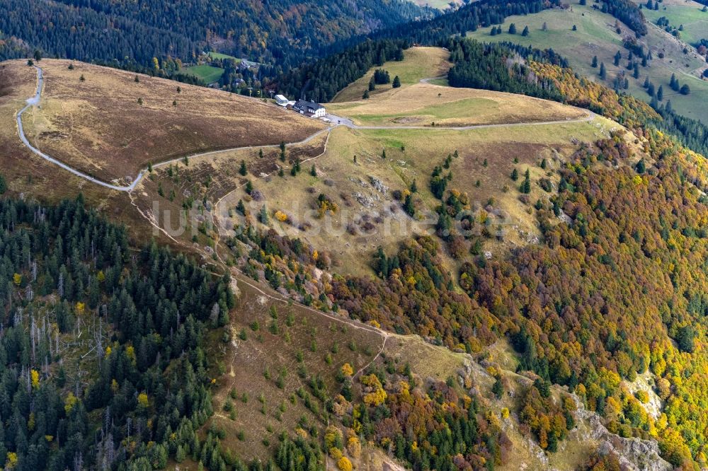 Schönenberg von oben - Herbstluftbild Gipfel des Belchen in der Felsen- und Berglandschaft in Schönenberg im Bundesland Baden-Württemberg, Deutschland