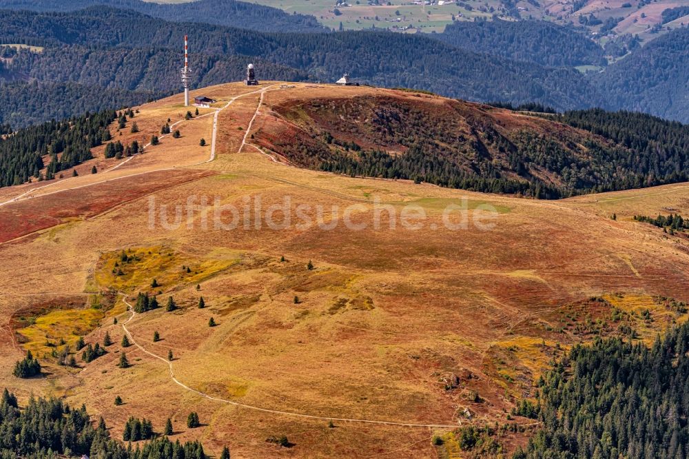 Luftaufnahme Feldberg (Schwarzwald) - Herbstluftbild Gipfel am Feldberg mit neuem Feldbergturm und Wetterwarte in der Berglandschaft in Feldberg (Schwarzwald) im Bundesland Baden-Württemberg, Deutschland