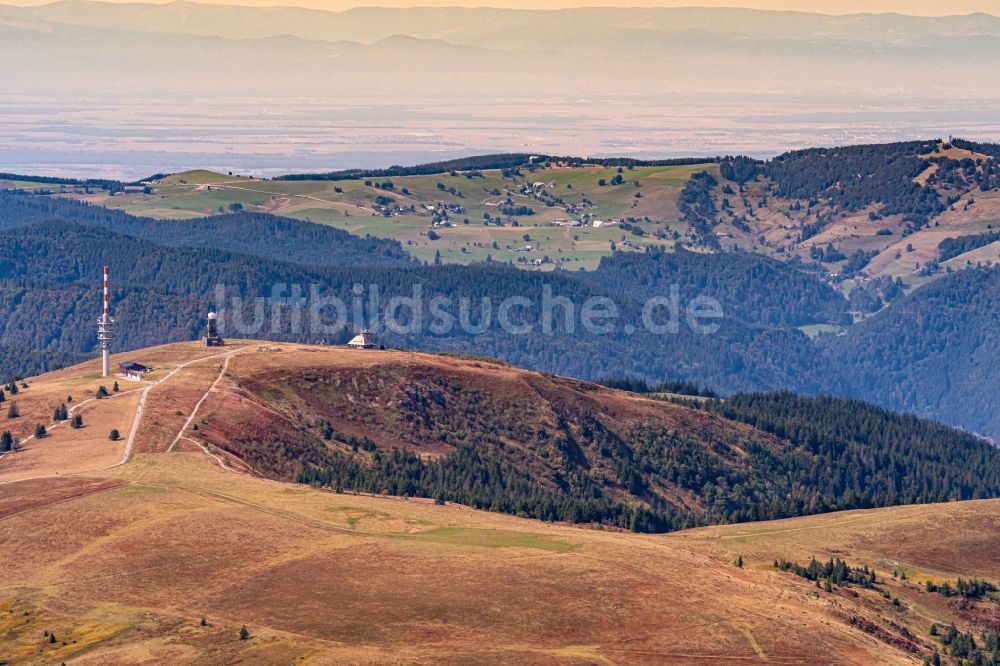 Feldberg (Schwarzwald) von oben - Herbstluftbild Gipfel am Feldberg mit neuem Feldbergturm und Wetterwarte in der Berglandschaft in Feldberg (Schwarzwald) im Bundesland Baden-Württemberg, Deutschland
