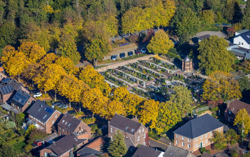 Luftbild Kamp-Lintfort - Herbstluftbild Grabreihen auf dem Gelände des Friedhofes Kloster Kamp in Kamp-Lintfort im Bundesland Nordrhein-Westfalen, Deutschland