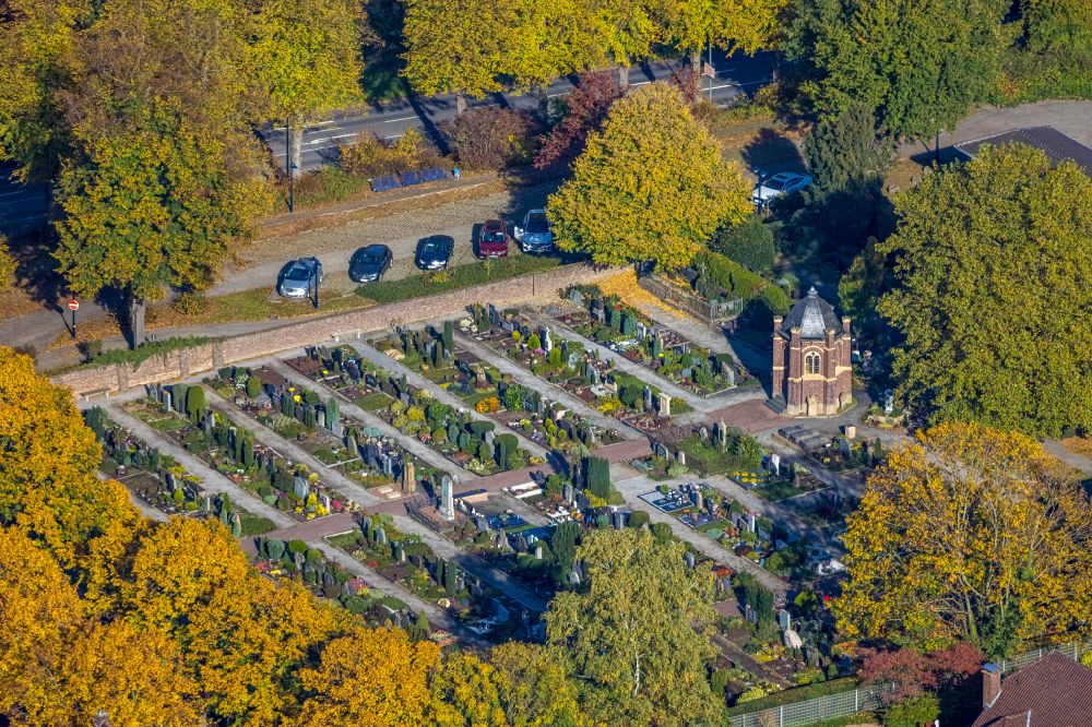 Luftaufnahme Kamp-Lintfort - Herbstluftbild Grabreihen auf dem Gelände des Friedhofes Kloster Kamp in Kamp-Lintfort im Bundesland Nordrhein-Westfalen, Deutschland