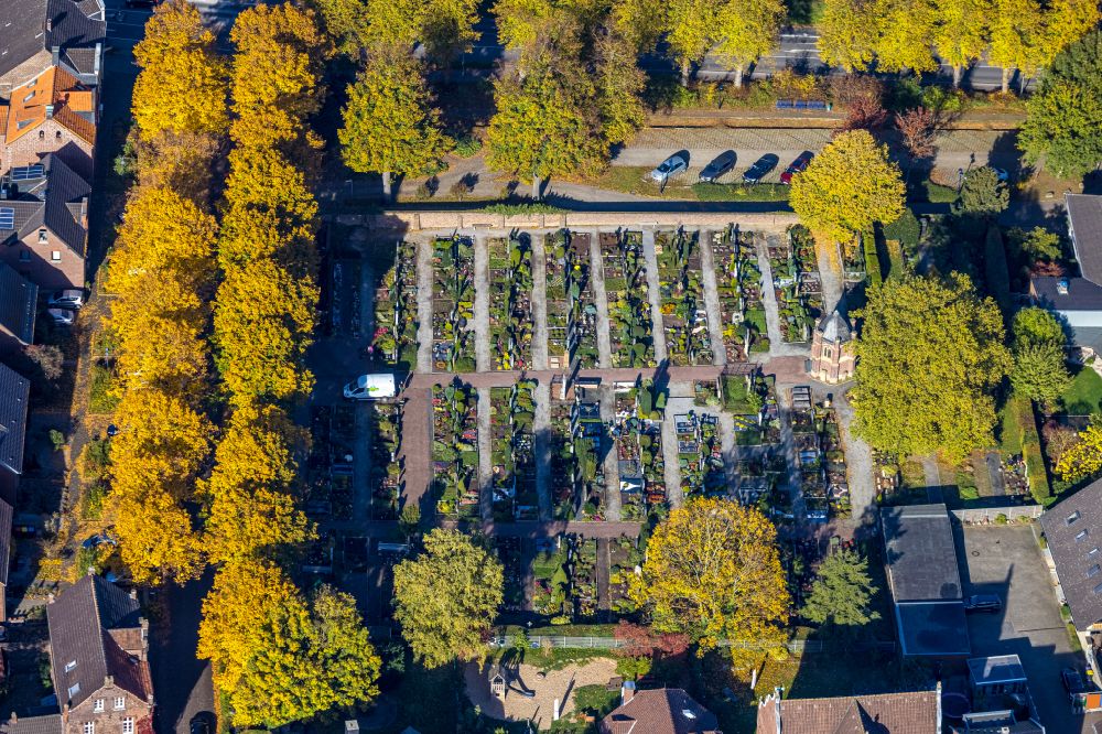 Kamp-Lintfort von oben - Herbstluftbild Grabreihen auf dem Gelände des Friedhofes Kloster Kamp in Kamp-Lintfort im Bundesland Nordrhein-Westfalen, Deutschland