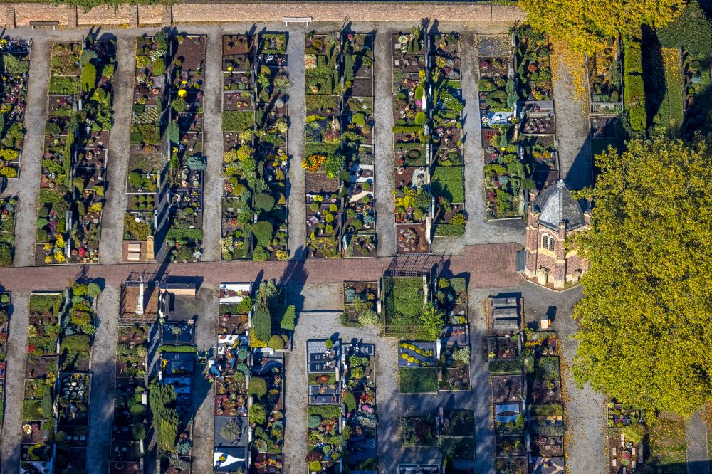 Kamp-Lintfort von oben - Herbstluftbild Grabreihen auf dem Gelände des Friedhofes Kloster Kamp in Kamp-Lintfort im Bundesland Nordrhein-Westfalen, Deutschland