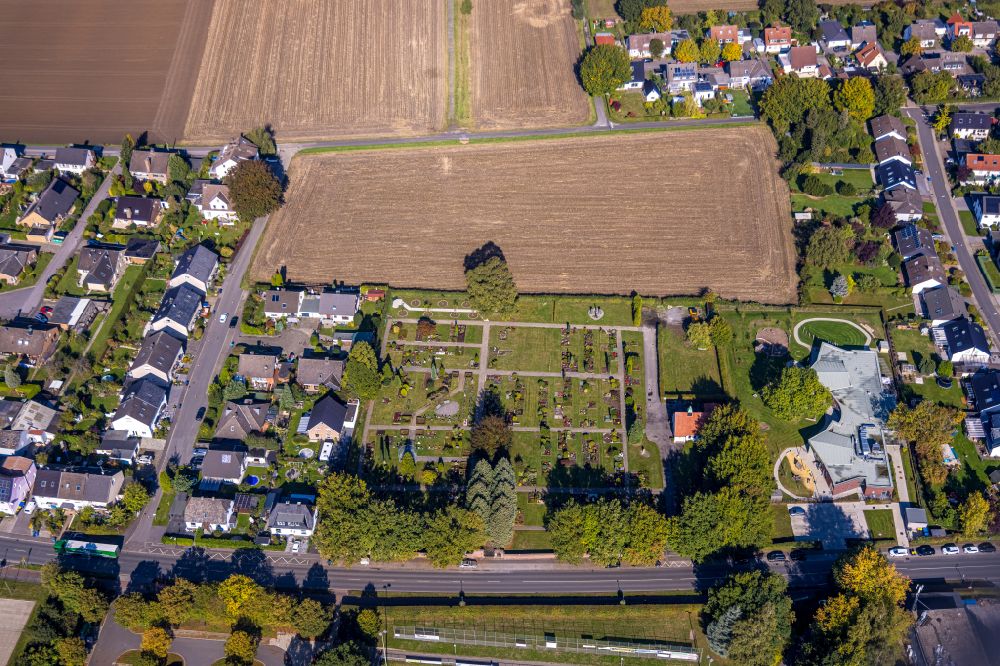 Luftbild Opherdicke - Herbstluftbild Grabreihen auf dem Gelände des Friedhofes in Opherdicke im Bundesland Nordrhein-Westfalen, Deutschland
