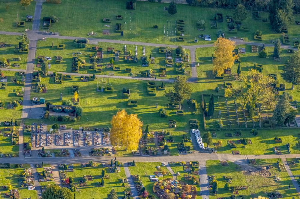 Luftbild Hamm - Herbstluftbild Grabreihen auf dem Gelände des Friedhofes im Ortsteil Heessen in Hamm im Bundesland Nordrhein-Westfalen, Deutschland
