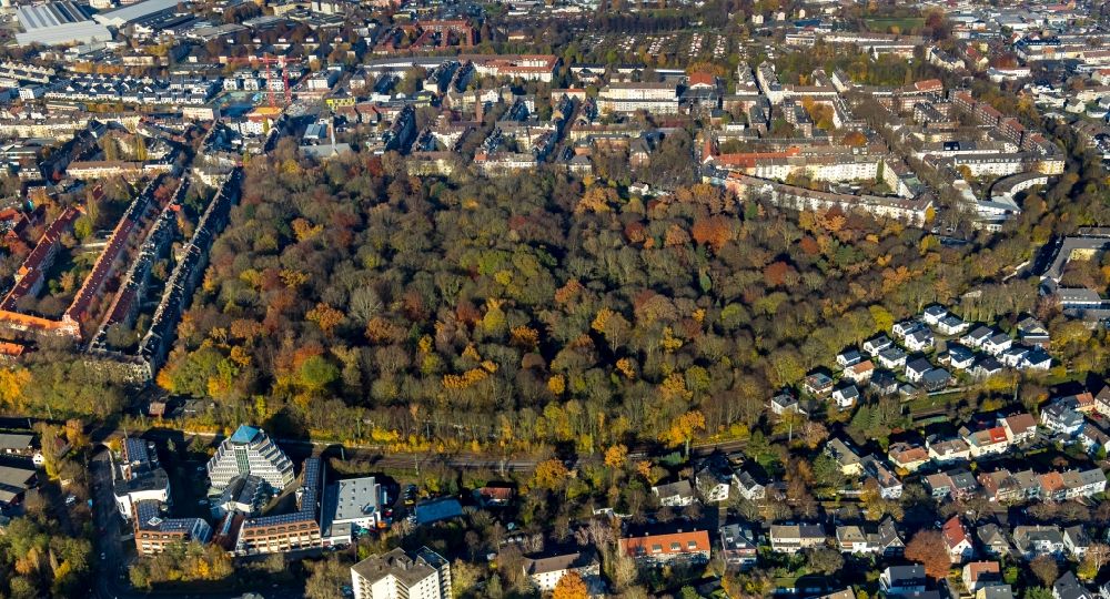 Luftaufnahme Dortmund - Herbstluftbild Grabreihen auf dem Gelände des Friedhofes Ostfriedhof in Dortmund im Bundesland Nordrhein-Westfalen, Deutschland