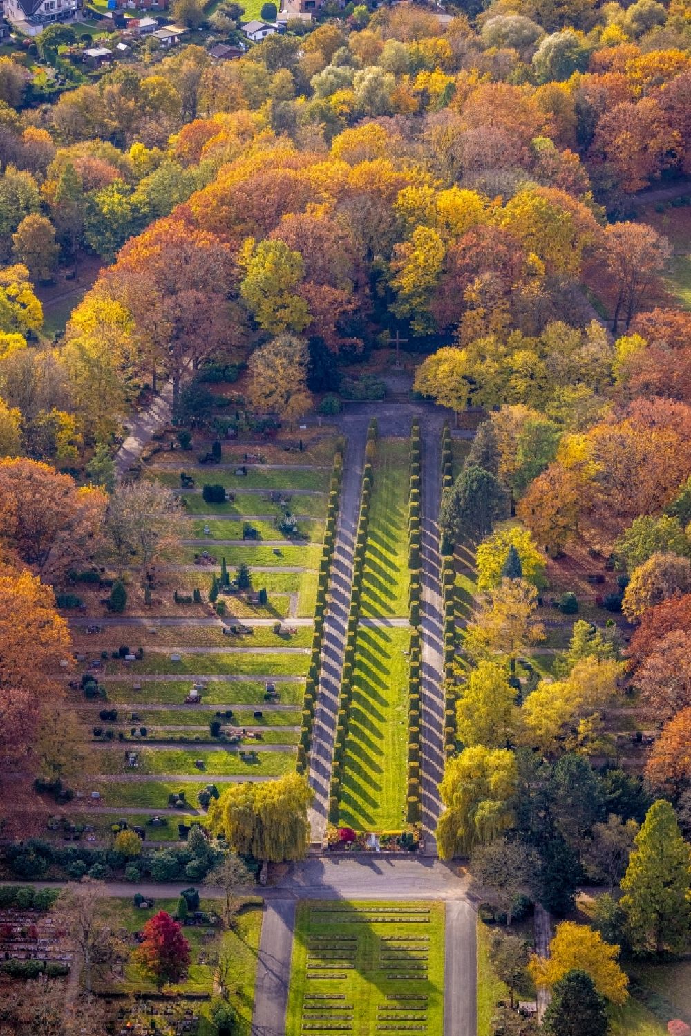 Bottrop von oben - Herbstluftbild Grabreihen auf dem Gelände des Friedhofes Parkfriedhof an der Hans-Böckler-Straße in Bottrop im Bundesland Nordrhein-Westfalen, Deutschland