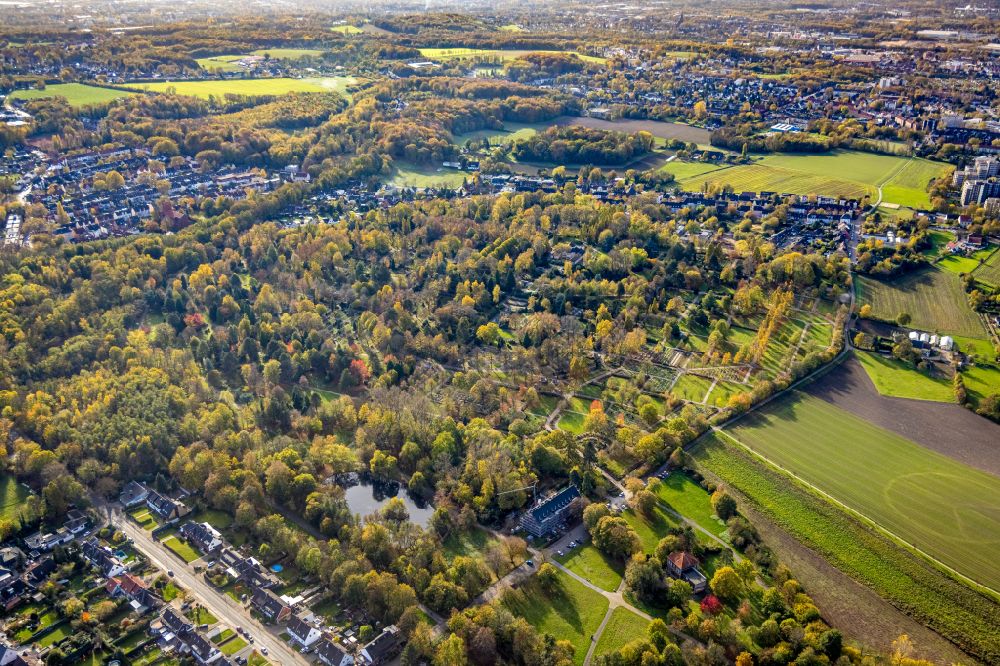 Luftbild Herne - Herbstluftbild Grabreihen auf dem Gelände des Friedhofes Südfriedhof Herne in Herne im Bundesland Nordrhein-Westfalen, Deutschland