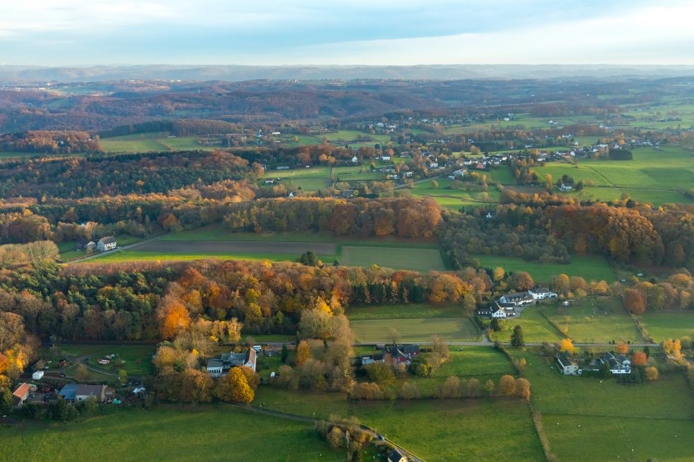 Durchholz aus der Vogelperspektive: Herbstluftbild Grasflächen- Strukturen einer Feld- Landschaft in Durchholz im Bundesland Nordrhein-Westfalen, Deutschland
