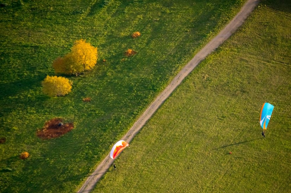 Deusen aus der Vogelperspektive: Herbstluftbild Grasflächen- Strukturen einer Feld- Landschaft mit Gleitschirmflieger in Deusen im Bundesland Nordrhein-Westfalen, Deutschland
