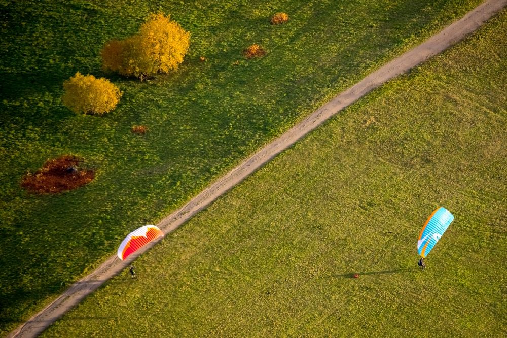 Deusen von oben - Herbstluftbild Grasflächen- Strukturen einer Feld- Landschaft mit Gleitschirmflieger in Deusen im Bundesland Nordrhein-Westfalen, Deutschland