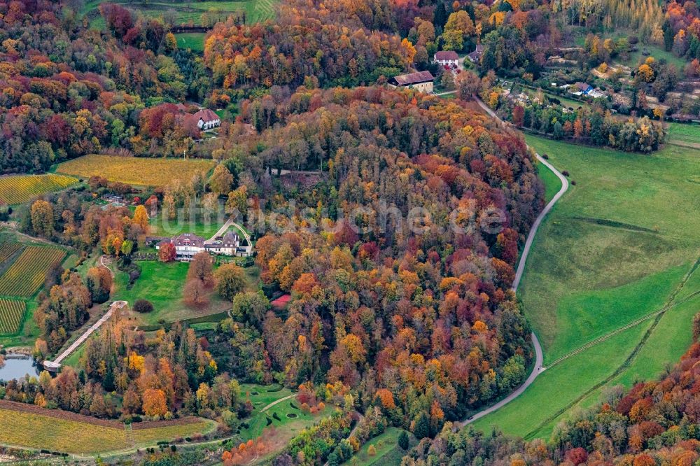 Luftaufnahme Ihringen - Herbstluftbild Gutshaus und Landgut Hofgut Lilienhof in Ihringen im Bundesland Baden-Württemberg, Deutschland