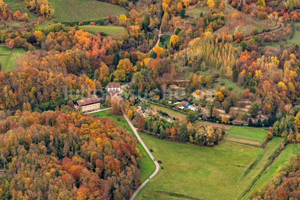 Luftaufnahme Ihringen - Herbstluftbild Gutshaus und Landgut Hofgut Lilienhof in Ihringen im Bundesland Baden-Württemberg, Deutschland
