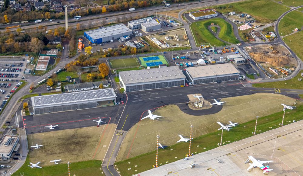 Luftbild Düsseldorf - Herbstluftbild Hangar- Anlagen und Flugzeughallen am Flughafen Düsseldorf im Ortsteil Lohausen in Düsseldorf im Bundesland Nordrhein-Westfalen, Deutschland
