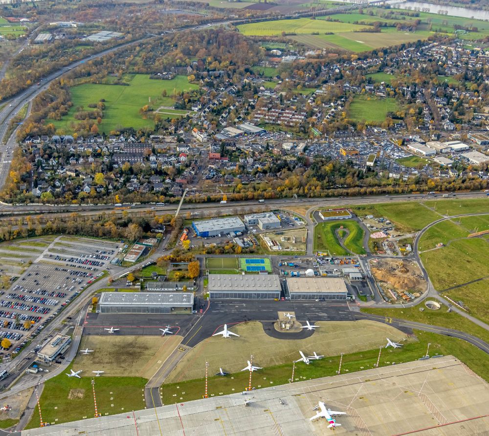 Luftaufnahme Düsseldorf - Herbstluftbild Hangar- Anlagen und Flugzeughallen am Flughafen Düsseldorf im Ortsteil Lohausen in Düsseldorf im Bundesland Nordrhein-Westfalen, Deutschland