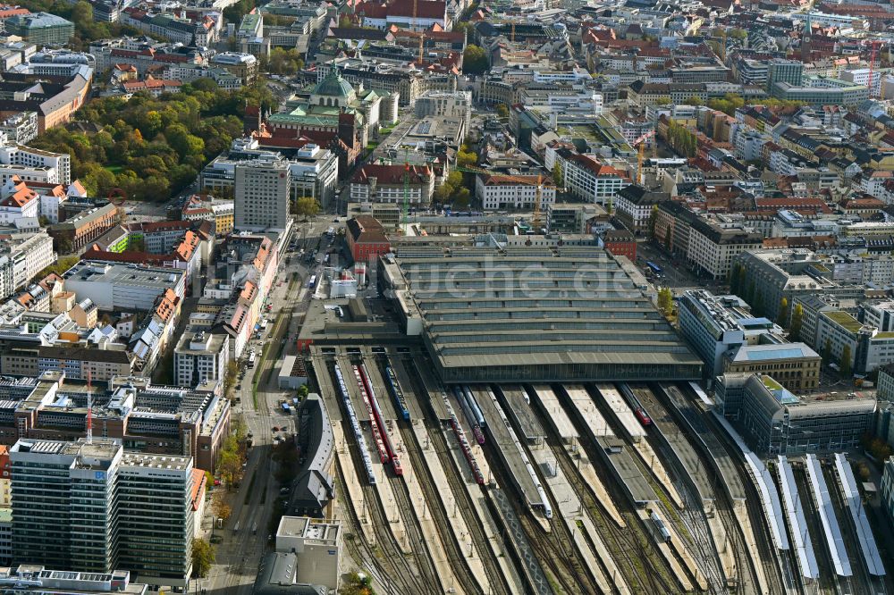 Luftbild München - Herbstluftbild Hauptbahnhof der Deutschen Bahn in München im Bundesland Bayern, Deutschland