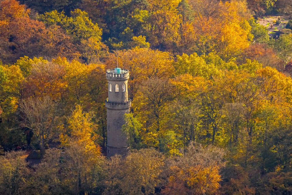Witten aus der Vogelperspektive: Herbstluftbild Helenenturm in einem Waldgebiet in Witten im Bundesland Nordrhein-Westfalen, Deutschland