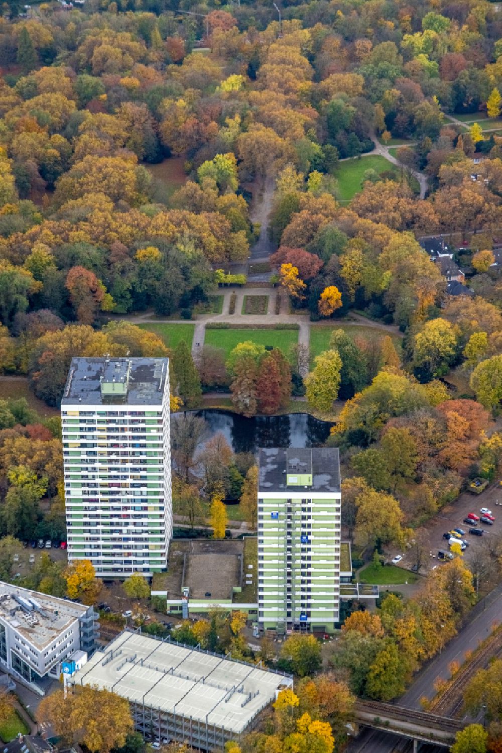 Luftaufnahme Gelsenkirchen - Herbstluftbild Hochhaus- Gebäude im Ortsteil Altstadt in Gelsenkirchen im Bundesland Nordrhein-Westfalen, Deutschland