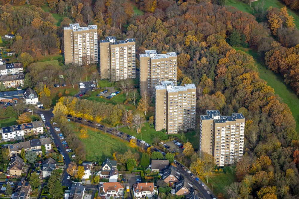 Duisburg von oben - Herbstluftbild Hochhaus- Gebäude im Wohngebiet im Ortsteil Großenbaum in Duisburg im Bundesland Nordrhein-Westfalen, Deutschland