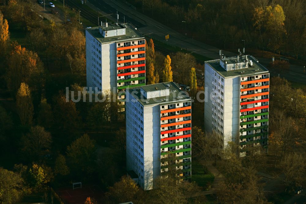 Berlin von oben - Herbstluftbild Hochhaus- Gebäude im Wohngebiet im Ortsteil Marzahn in Berlin, Deutschland