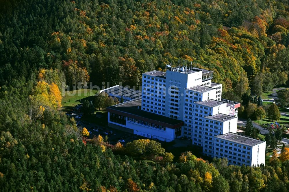 Friedrichroda von oben - Herbstluftbild Hochhaus der Hotelanlage Ahorn Berghotel in Friedrichroda im Bundesland Thüringen, Deutschland