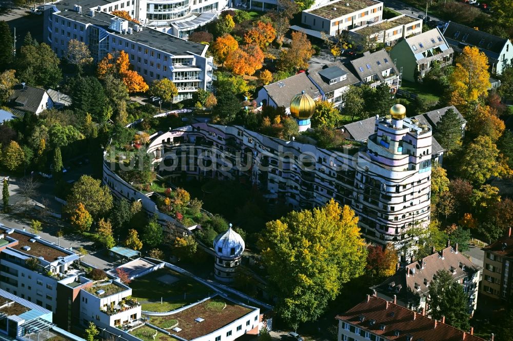 Luftaufnahme Darmstadt - Herbstluftbild Hundertwasser- Gebäude eines Mehrfamilien- Wohnhauses Waldspirale in Darmstadt im Bundesland Hessen, Deutschland