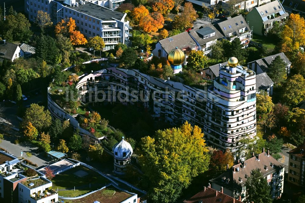 Darmstadt aus der Vogelperspektive: Herbstluftbild Hundertwasser- Gebäude eines Mehrfamilien- Wohnhauses Waldspirale in Darmstadt im Bundesland Hessen, Deutschland