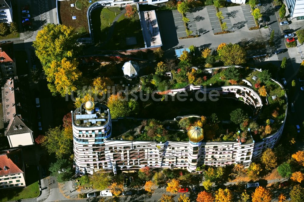 Luftbild Darmstadt - Herbstluftbild Hundertwasser- Gebäude eines Mehrfamilien- Wohnhauses Waldspirale in Darmstadt im Bundesland Hessen, Deutschland
