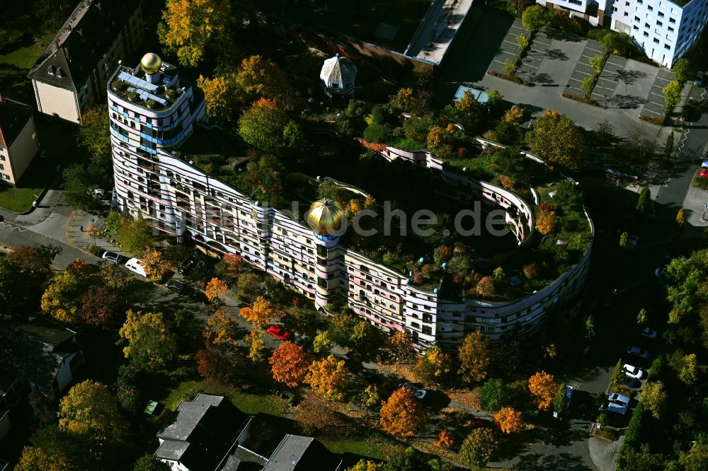 Darmstadt von oben - Herbstluftbild Hundertwasser- Gebäude eines Mehrfamilien- Wohnhauses Waldspirale in Darmstadt im Bundesland Hessen, Deutschland